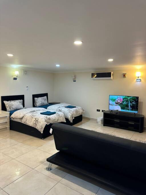 Studio Flat Gants Hill With Free Parking Redbridge Luaran gambar