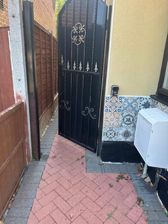Studio Flat Gants Hill With Free Parking Redbridge Luaran gambar